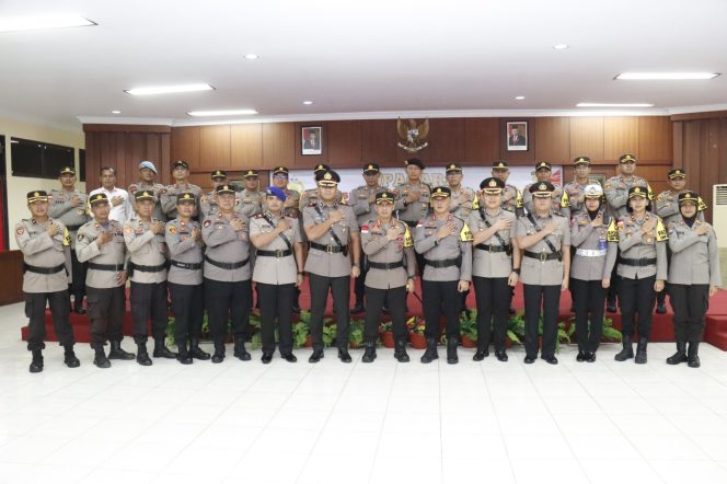 
					Kapolresta Barelang Pimpin Upacara Serah Terima Jabatan Kasat Reskrim Dan Kasat Polairud Polresta Barelang