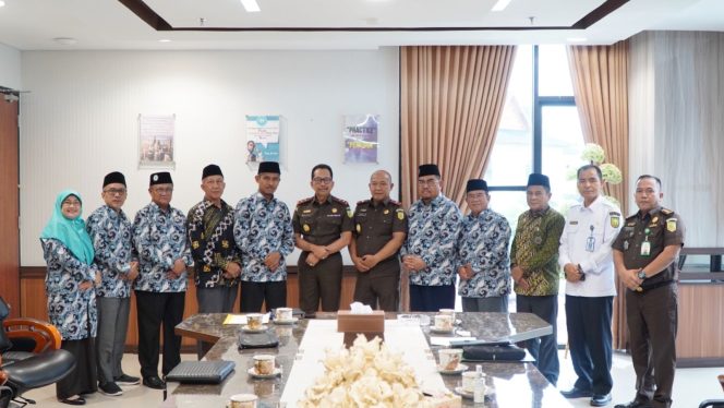 
					Kepala Kejaksaan Tinggi Riau Terima Kunjungan Kerja Sekaligus Silaturrahmi Ketua Wilayah Muhammadiyah Riau