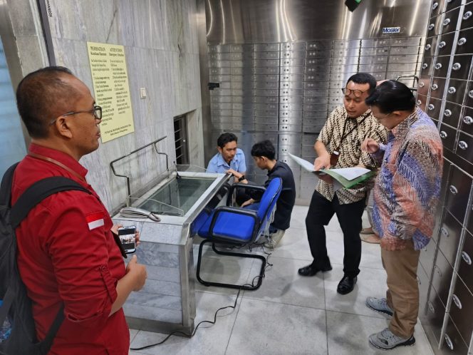 
					1Tim Penyidik JAM Pidsus Sita 7 Keping Logam Mulia Seberat 1.700 Gram Dari Kantor UBPP LM Jakarta Timur