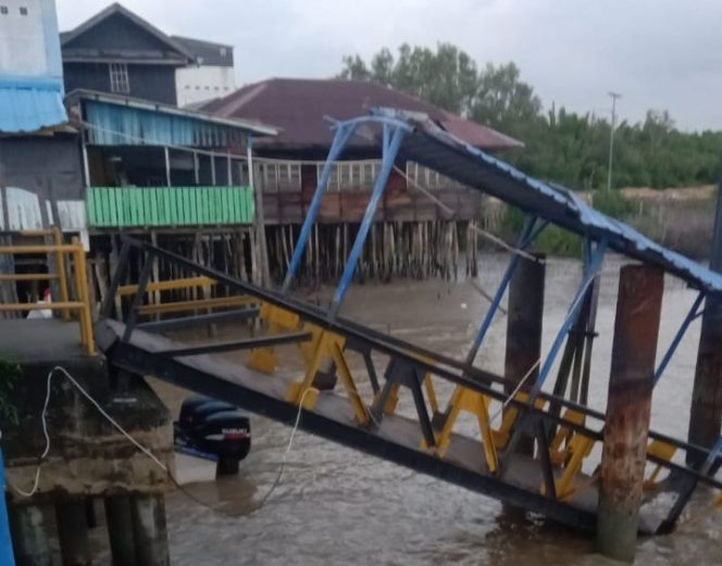 
					Ponton Naik Turun Penumpang Pelabuhan Tanjung Berlian Tenggelam