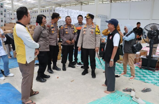 
					Kapolresta Pekanbaru Memastikan Kelancaran Proses Penglipatan Surat Suara Di Gudang Logistik KPU