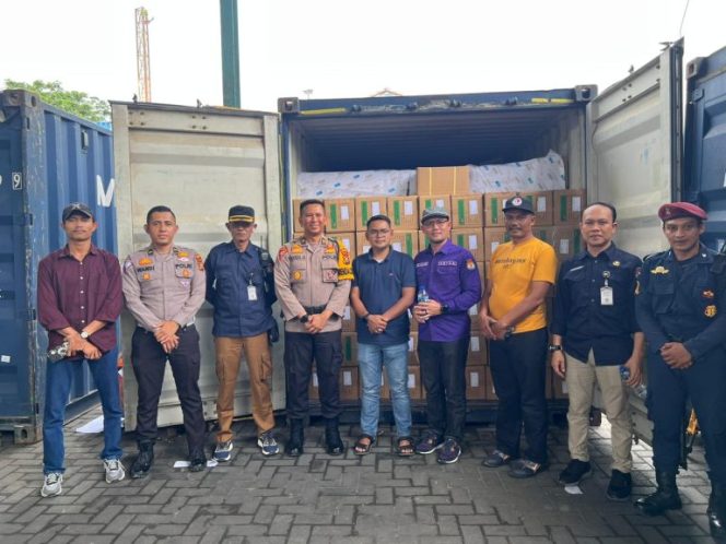 
					Polres Meranti Kawal Logistik Pemilu Sampai Ke Gudang Untuk Memastikan Keamanan Dan Kelancaran Distribusi