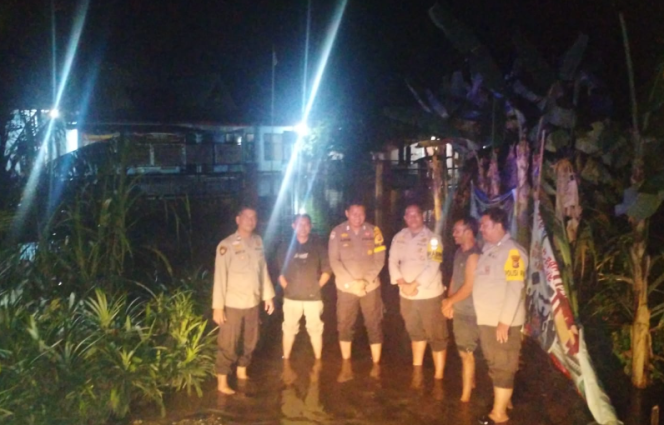 
					Polsek Perhentian Raja Tetap Jaga Keselamatan Dan Keamanan Di Daerah Terdampak Banjir Pada Malam Hari