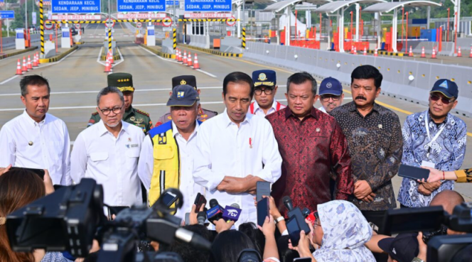 
					Ket foto: Presiden Joko Widodo memberikan keterangan di hadapan awak media usai meresmikan Jalan Tol Pamulang-Cinere-Raya Bogor di Gerbang Tol Limo Utama, Kota Depok, Provinsi Jawa Barat, pada Senin, 8 Januari 2024. Foto: BPMI Setpres/Muchlis Jr.