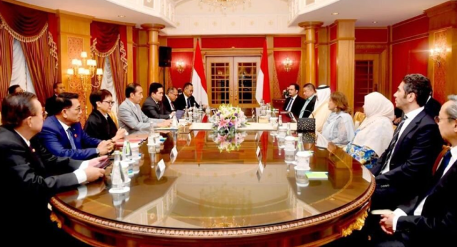 
					Ket foto: Presiden Joko Widodo mengadakan pertemuan dengan sejumlah pengusaha Brunei Darussalam (konsorsium investor) di Assarraa Guest House, Bandar Seri Begawan, pada Sabtu malam, 13 Januari 2024. Foto: BPMI Setpres/Rusman.