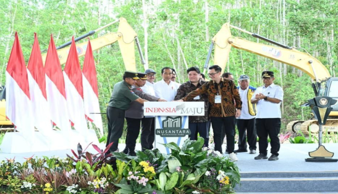 
					Ket foto: Presiden Joko Widodo menghadiri peletakan batu pertama (groundbreaking) pembangunan Nusantara Warehouse Park pada Rabu, 17 Januari 2024. Foto: BPMI Setpres/Kris.