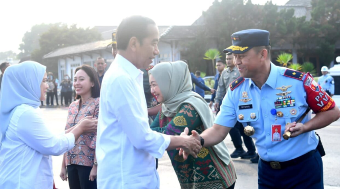 
					Ket foto: Presiden Joko Widodo dan Ibu Iriana Joko Widodo pada pagi ini, Selasa, 2 Januari 2024, bertolak menuju Kabupaten Purworejo, Provinsi Jawa Tengah untuk melakukan rangkaian kunjungan kerja. Foto: BPMI Setpres/Rusman.