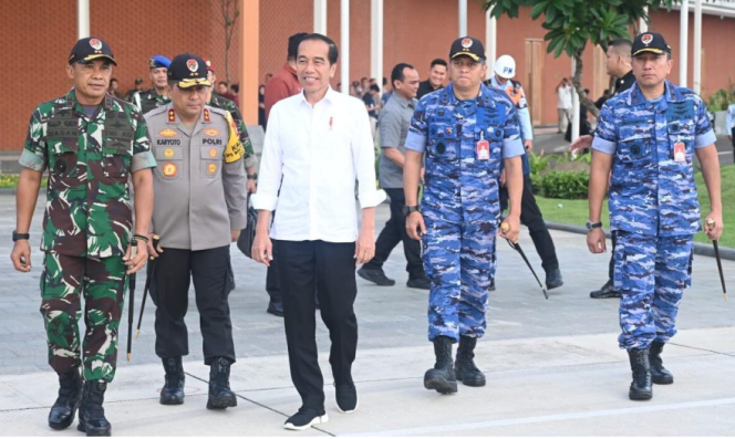 
					Ket foto: Presiden Joko Widodo bertolak menuju Ibu Kota Nusantara (IKN) di Provinsi Kalimantan Timur pada Rabu, 17 Januari 2024. Foto: BPMI Setpres/Kris.