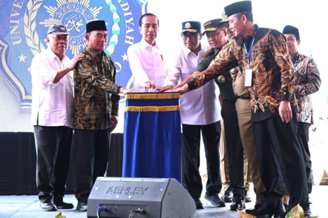 
					Ket foto: Presiden Joko Widodo memulai groundbreaking Kampus II Universitas Muhammadiyah Purwokerto (UMP), Kabupaten Banyumas, Provinsi Jawa Tengah, pada Rabu, 3 Januari 2024. Foto: BPMI Setpres/Kris.