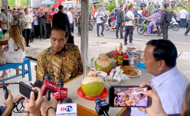 
					Ket foto: Presiden Joko Widodo mengajak Menteri Pertahanan Prabowo Subianto untuk menyantap bakso di Warung Bakso Pak Soleh, Kabupaten Magelang, Provinsi Jawa Tengah, pada Senin, 29 Januari 2024, usai meresmikan Graha Utama Akademi Militer (Akmil). Foto: BPMI Setpres/Kris.