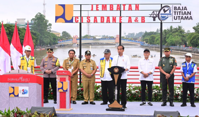 
					Ket foto: Presiden Joko Widodo meresmikan tiga jembatan pengganti jembatan callender hamilton yang dipusatkan di Jembatan Cisadane Kota Tangeran, Provinsi Banten, pada Senin, 8 Januari 2024. Foto: BPMI Setpres/Muchlis Jr.