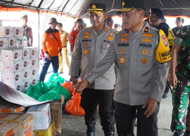 
					Wakapolda Riau Berikan Bantuan Kepada Warga Terdampak Banjir Di Rohul Dan Tekankan Netralitas Pemilu Damai