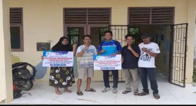 
					Ket foto: Koordinator CSR PT.IP, Arinda secara simbolis memberikan bantuan sarana prasaran penerangan kepada Desa Sungai Parit.