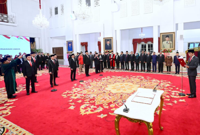 
					Ket Foto: Presiden Joko Widodo melantik dan mengambil sumpah jabatan Anggota Komisi Pengawas Persaingan Usaha, pada Kamis, 18 Januari 2024, di Istana Negara, Jakarta. Foto: BPMI Setpres/Muchlis Jr.