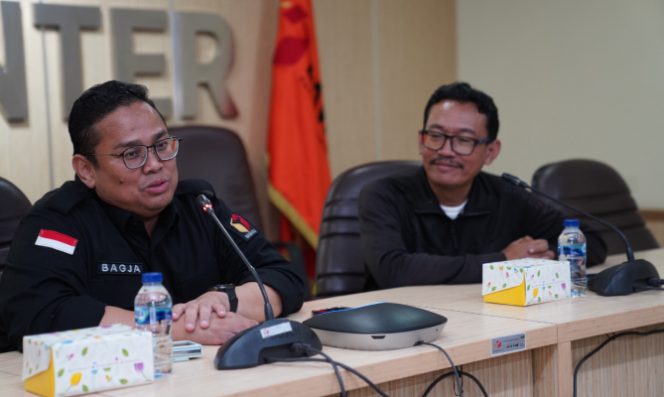 
					Ket foto: Ketua Bawaslu Rahmat Bagja (kiri) dalam konferensi pers usai pemungutan dan penghitungan suara Pemilu 2024, Rabu (14/2/2024). 