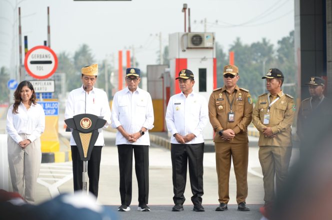 
					Foto: Presiden Republik Indonesia Joko Widodo didampingi oleh Pj Gubernur Sumatera Utara (Sumut) Hassanudin meresmikan Ruas Tol Kuala Tanjung - Tebingtinggi - Parapat Seksi Tebingtinggi - Indrapura dan Ruas Indrapura - Kisaran Seksi Indrapura - Limapuluh di pintu Tol Limapuluh Kabupaten Batubara, Rabu (7/2/2024).