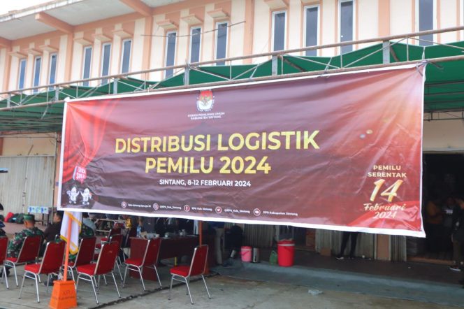 
					Polres Sintang Kerahkan Personel Kawal Distribusi Logistik ke Kecamatan Terjauh