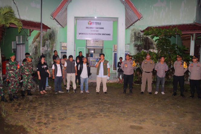 
					Polres Sintang Kawal Penertiban Alat Peraga Kampanye Jelang Tahapan Masa Tenang Pemilu