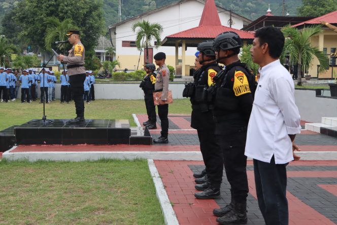 
					Kapolres Ende Pimpin Apel Pergeseran Pasukan Pengamanan TPS Pemilu 2024