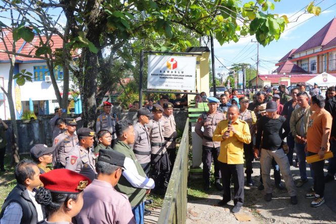 
					Kapolres Sintang Pimpin Puluhan Personel Amankan Aksi Unjuk Rasa di Bawaslu