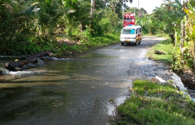 
					Foto: Jalan Tanotombangan Angkola tergenang air dari tanggul irigasi yang jebol di Dusun Aek Sulum, Desa Situmba.