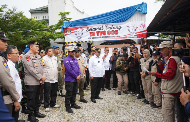 
					Kapolda Riau Irjen. Pol. Mohammad Iqbal Dan Gubernur Riau Edy Natar Nasution Tinjau TPS di Hari Pencoblosan