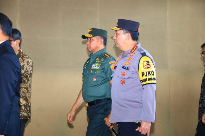 
					Bersama Presiden, Kapolri Dan Panglima TNI Hadiri Puncak Hari Pers Nasional 2024