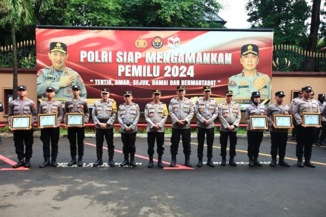 
					Dapat Nilai Tinggi Saat Kompetensi, Enam Bintara Dapat Beasiswa Dari Kadiv Humas