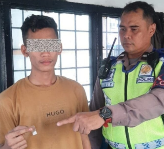 
					Gegara Tak Pakai Helm, Pengendara Kedapatan Membawa Sabu Di Tangkap Polisi