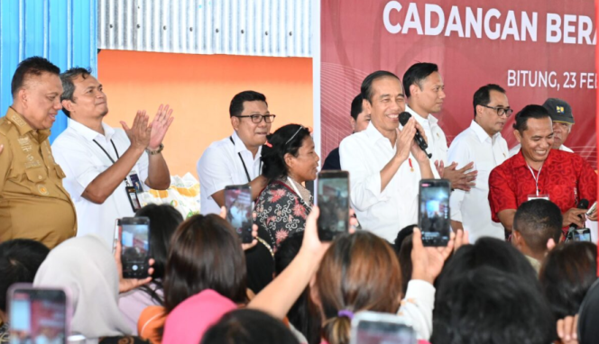 
					Ket foto: Presiden Joko Widodo berdialog dengan warga saat acara penyerahan bantuan pangan beras kepada warga di Gudang Bulog Kota Bitung, Provinsi Sulawesi Utara, pada Jumat, 23 Februari 2024. Foto: BPMI Setpres/Kris.