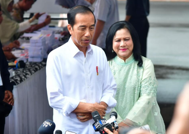 
					Ket foto: Presiden Joko Widodo menyampaikan keterangannya kepada awak media usai menggunakan hak pilihnya di Tempat Pemungutan Suara (TPS) 10, Kecamatan Gambir, Jakarta Pusat, pada Rabu, 14 Februari 2024. Foto: BPMI Setpres/Vico.