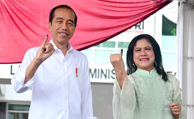 
					Ket foto: Presiden Joko Widodo didampingi Ibu Iriana Joko Widodo menggunakan hak pilihnya di Tempat Pemungutan Suara (TPS) 10, Kecamatan Gambir, Jakarta Pusat, pada Rabu, 14 Februari 2024. Foto: BPMI Setpres/Muchlis Jr.