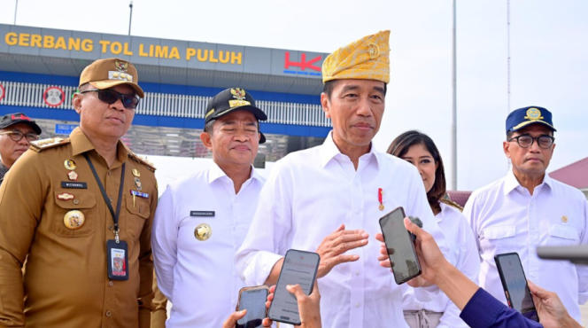 
					Ket foto: Presiden Joko Widodo menyampaikan keterangan pers di Gerbang Tol Limapuluh, Kabupaten Batubara, Provinsi Sumatra Utara, pada Rabu, 7 Februari 2024. Foto: BPMI Setpres/Muchlis Jr.