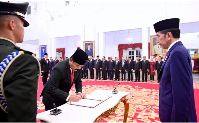 
					Ket foto: Presiden Joko Widodo secara resmi melantik Hadi Tjahjanto sebagai Menteri Koordinator Bidang Politik, Hukum, dan Keamanan (Menko Polhukam) di Istana Negara, Jakarta, pada Rabu, 21 Februari 2024. Foto: BPMI Setpres/Muchlis Jr