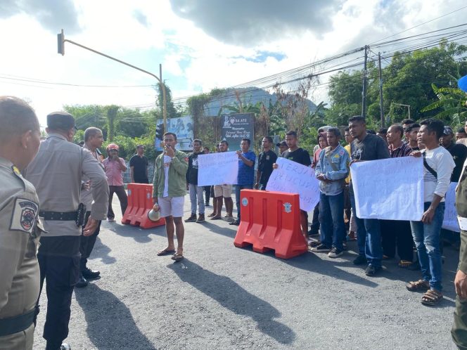 
					Tegas dan Humanis Wakapolres Ende Menghadang Pengunjuk Rasa Saat Pleno KPUD Ende