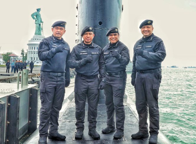 
					Terima Brevet Hiu Kencana, Panglima TNI dan Kasad Resmi Jadi Warga Kehormatan TNI AL