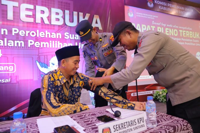
					Penyelanggara Rapat Pleno dapat Pemeriksaan Kesehatan Polres Sintang, Cegah Terjadinya Fatalitas