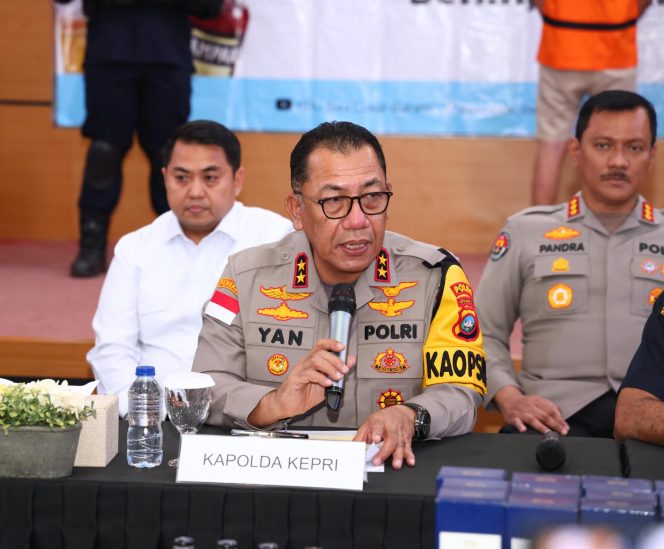 
					Kapolda Kepri Hadiri Konferensi Pers Pengungkapan Penyeludupan Minuman Mengandung Etil Alkohol