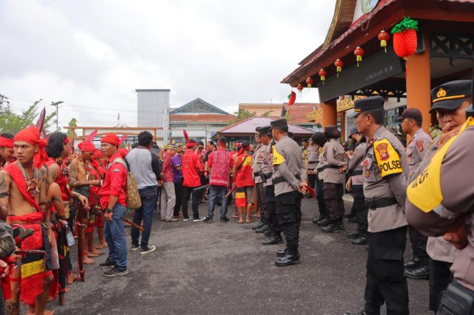 
					Ratusan Personel Polres Sintang dan Brimob Kembali Disiagakan, Amankan Aksi Damai