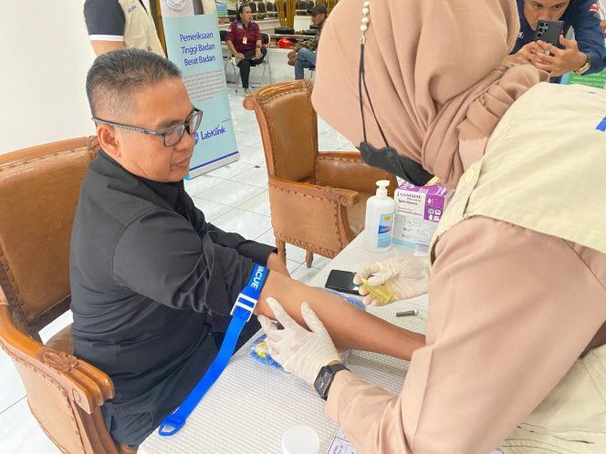 
					Pimpinan dan Anggota DPRD serta Pegawai Sekretariat DPRD Purwakarta Melaksanakan MCU