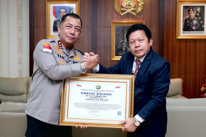 
					Kapolda Kepri Terima Penganugerahan Presisi Award dari Lemkapi