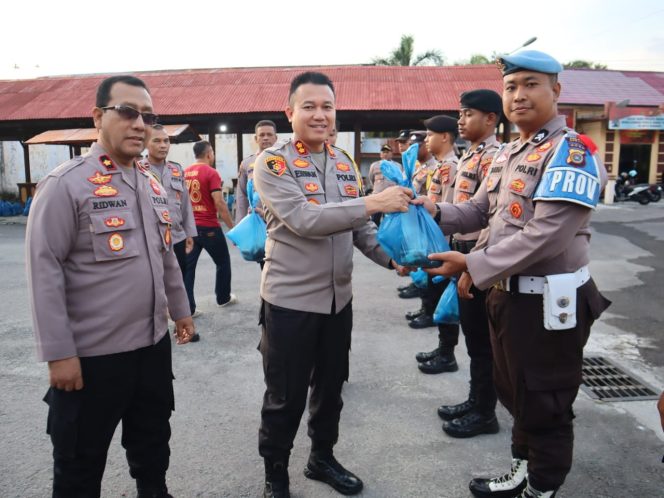 
					Foto: Kapolres Sabang AKBP Erwan, S.H., M.H., didampingi Kabagops Kompol Ridwan menyerahkan daging meugang kepada personel dan PHL.