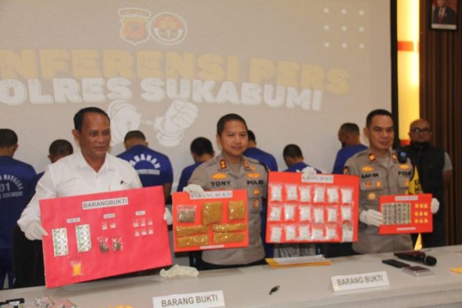 
					Polres Sukabumi Sita Sabu Seharga 1 Miliar dan Ribuan Obat Terlarang serta Amankan Pelaku