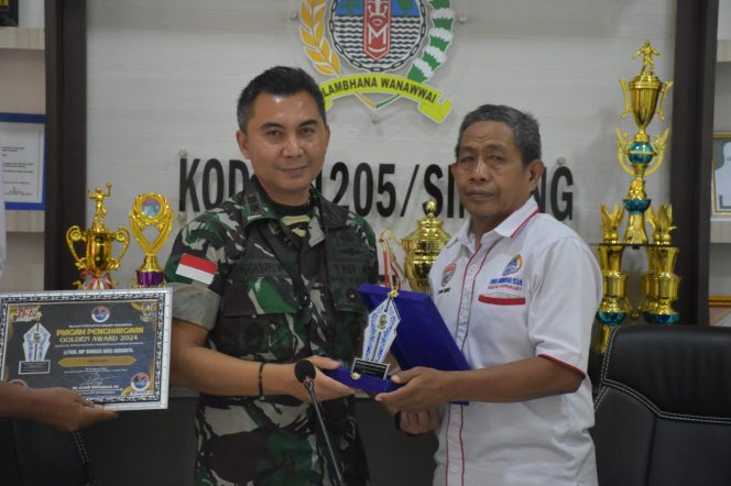 
					Bupati, Kejari, TNI-Polri Terima Piagam dan Plakat Kemitraan dari IWO Indonesia di Kabupaten Sintang dan Melawi
