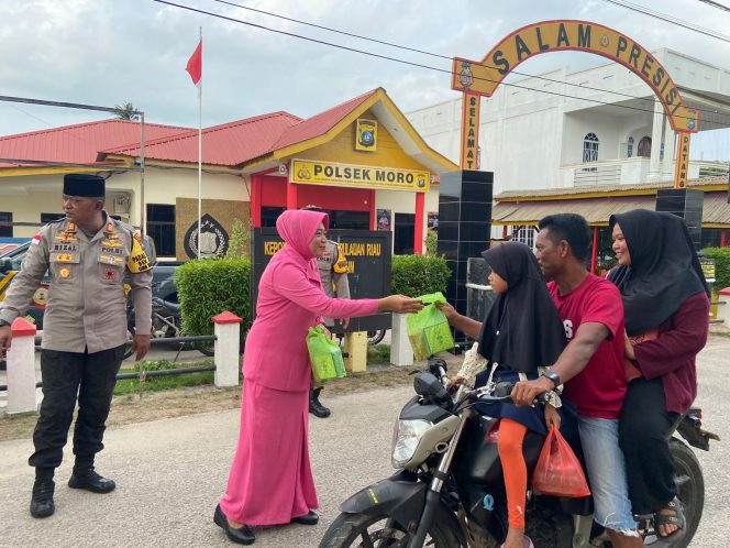
					Polsek Moro dan Bhayangkari Berbagi Takjil pada Warga serta Pasien Rawat Inap di Puskesmas