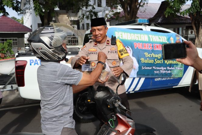 
					Berbagi Kebaikan, Personel Polres Ende Bagikan Takjil Berbuka Puasa Kepada Pengendara