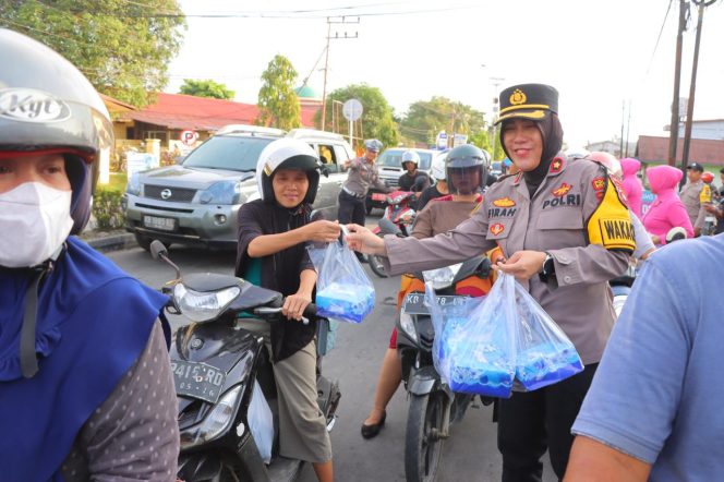 
					Polres Sintang Berbagi Takjil, Ratusan Paket Takjil Dibagikan Kepada Pengguna Jalan Raya