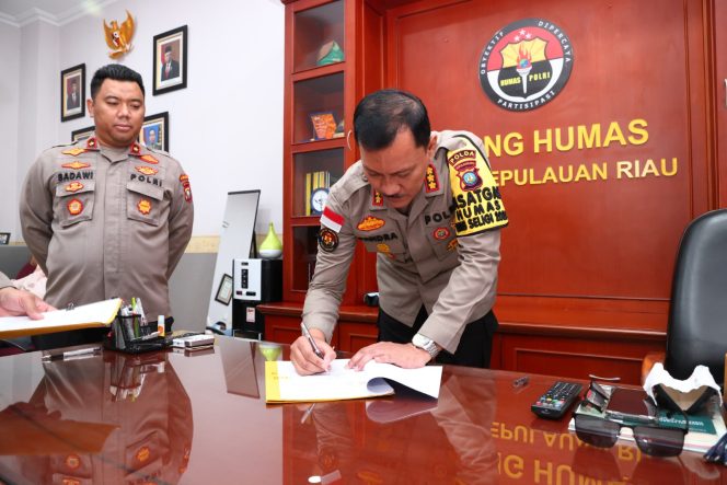 
					Penandatanganan Perjanjian Kerjasama Dengan Pihak Ketiga oleh Bidhumas Polda Kepri