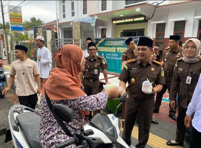 
					Foto: Kajari Sabang Milono Raharjo, S.H., M.H., membagi-bagikan takjil gratis kepada warga masyarakat Sabang.
