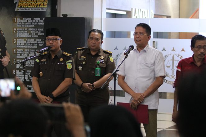 
					Tim Penyidik Menahan Perwakilan PT. RBT dalam Perkara Komoditas Timah